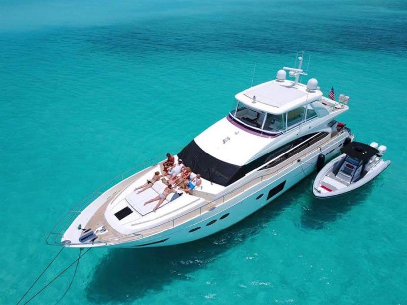 yacht Redhead
