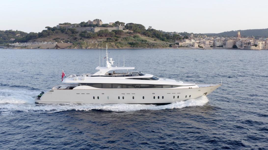 yacht M