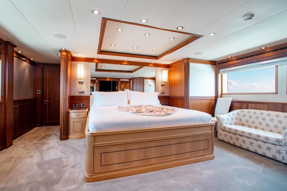 yacht Blacksheep
