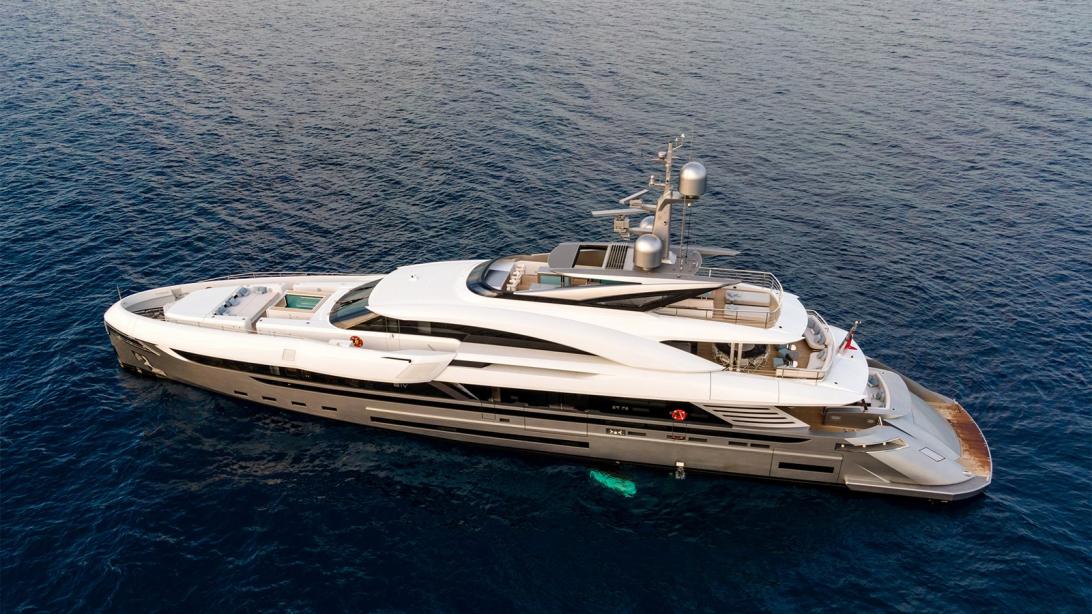 yacht EIV