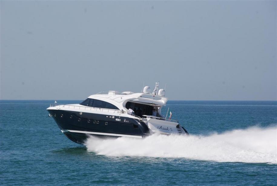 yacht Azul 5