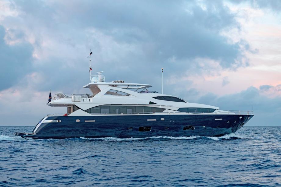 yacht Corazon