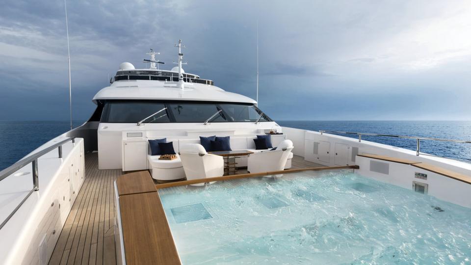 yacht Q 95