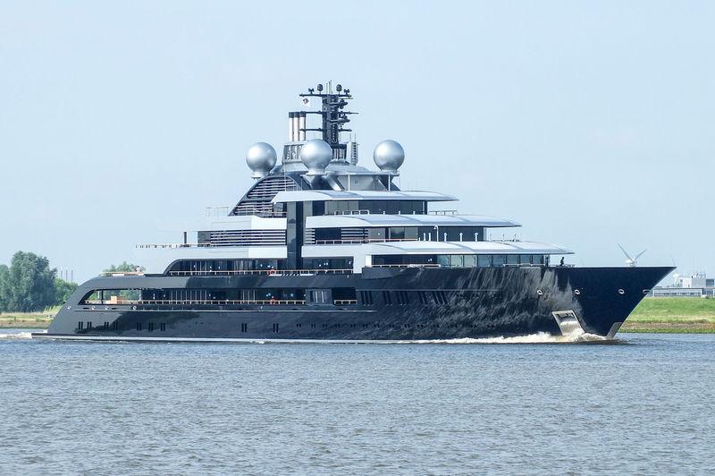 yacht Crescent