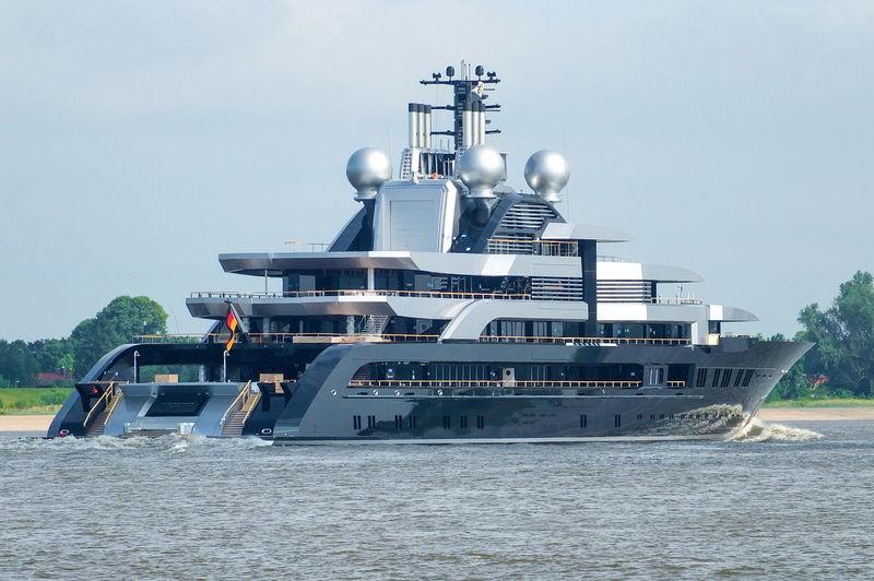 yacht Crescent