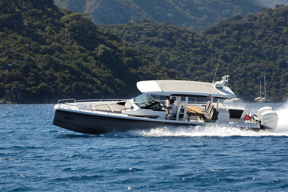 yacht Axopar 37 Sun Top Chase Boat