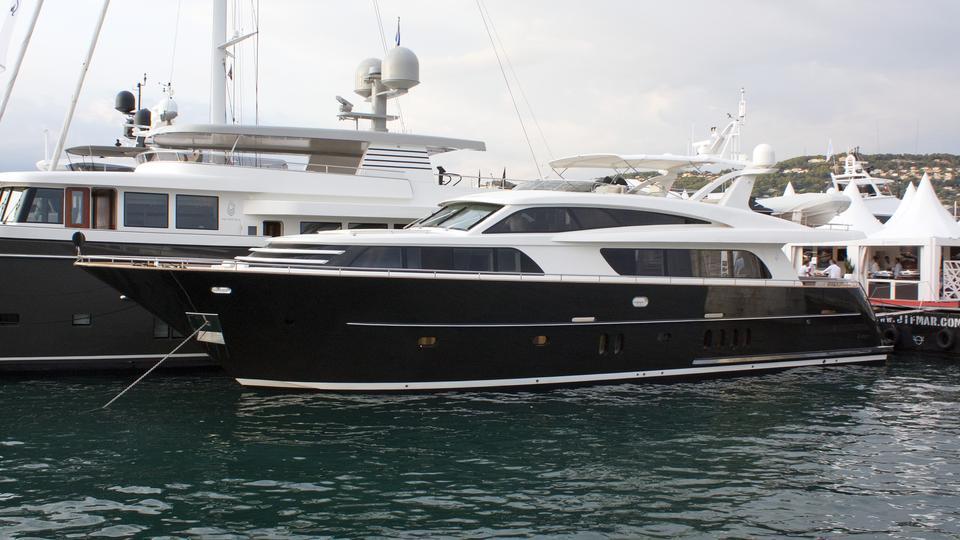 yacht Mr. Maverick