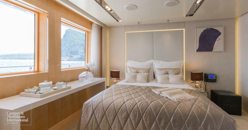 yacht Loon