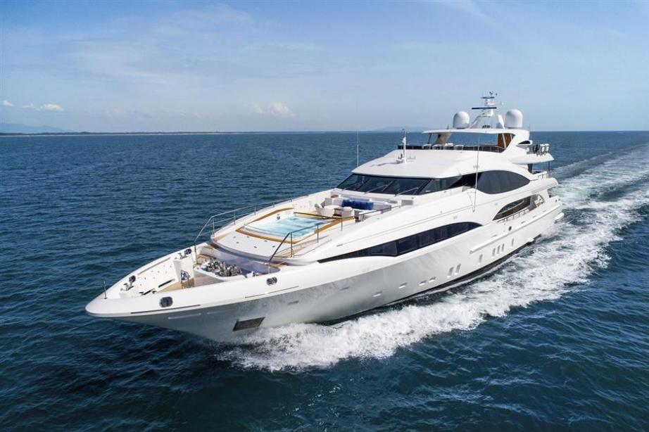 yacht Q95