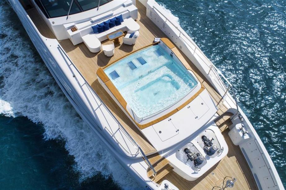 yacht Q95