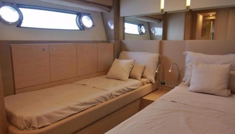 yacht Ferretti 720