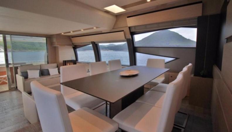 yacht Ferretti 720