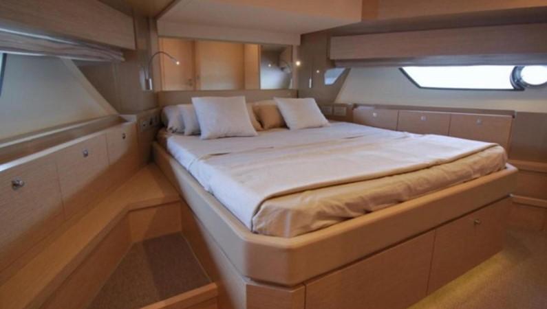 yacht Ferretti 720