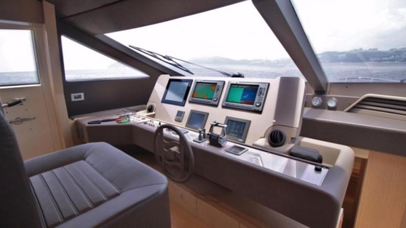 yacht Ferretti 720