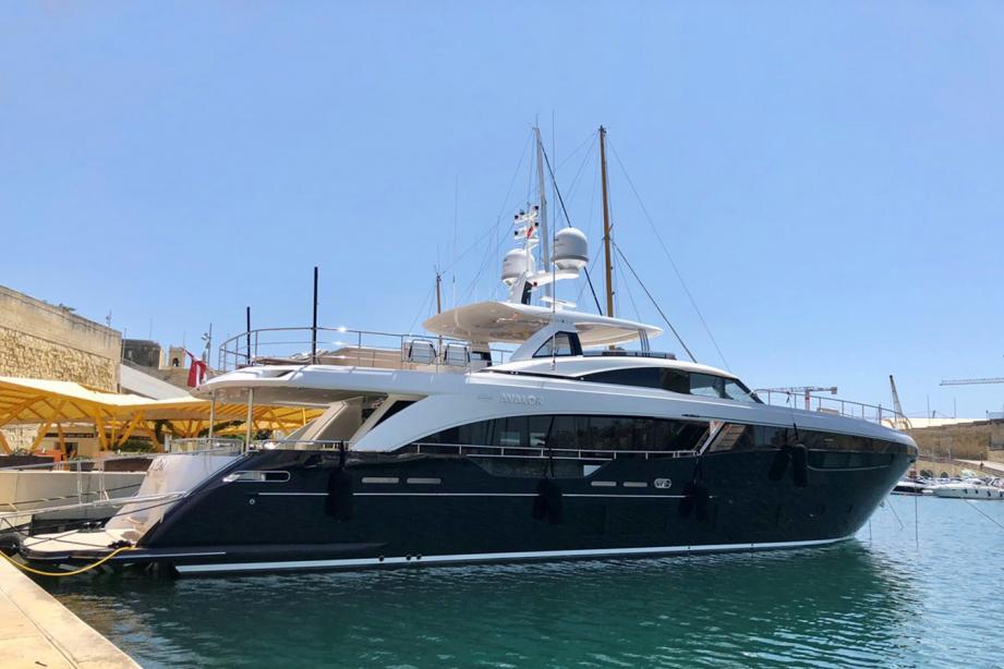 yacht Avalon