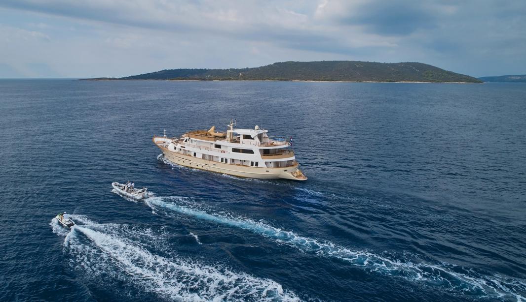 yacht La Perla