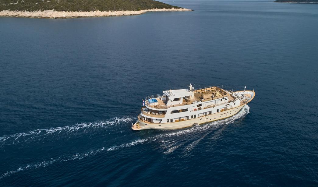 yacht La Perla