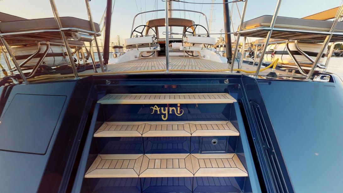 yacht Ayni
