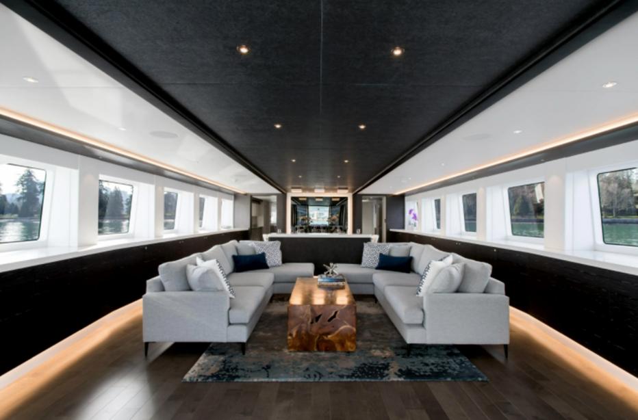 yacht Crescent Lady