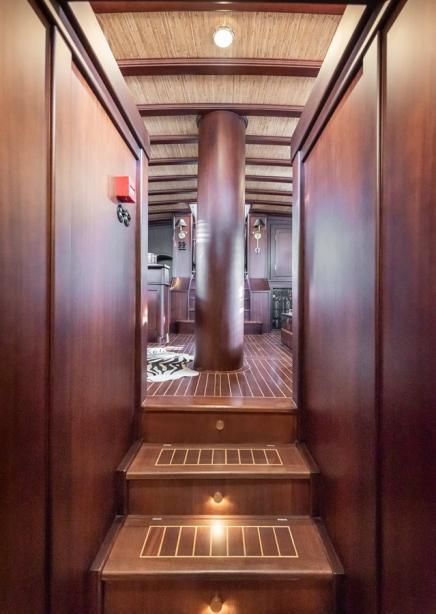 yacht Captain Cook