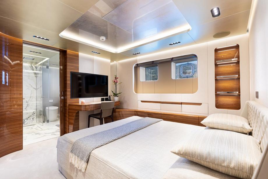 yacht Lucy