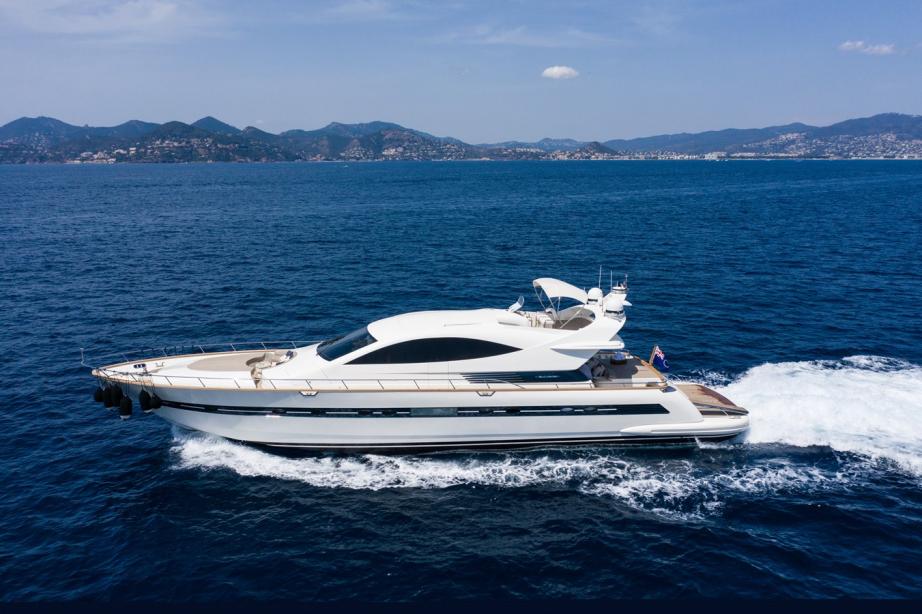 yacht Nineteen42