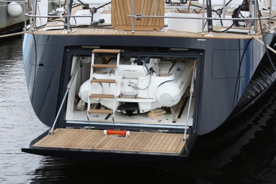 yacht Nefertiti