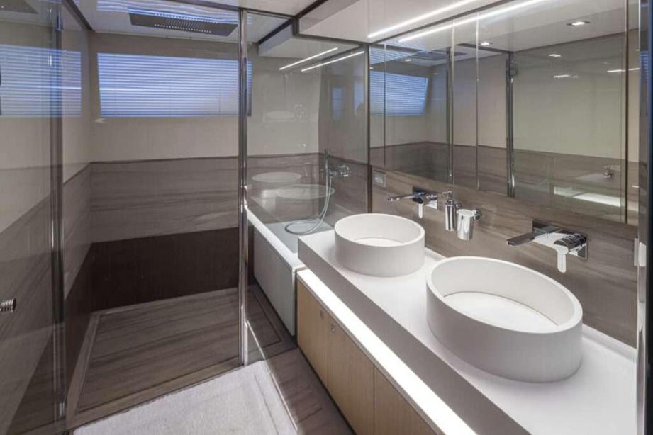 yacht Sol Shine