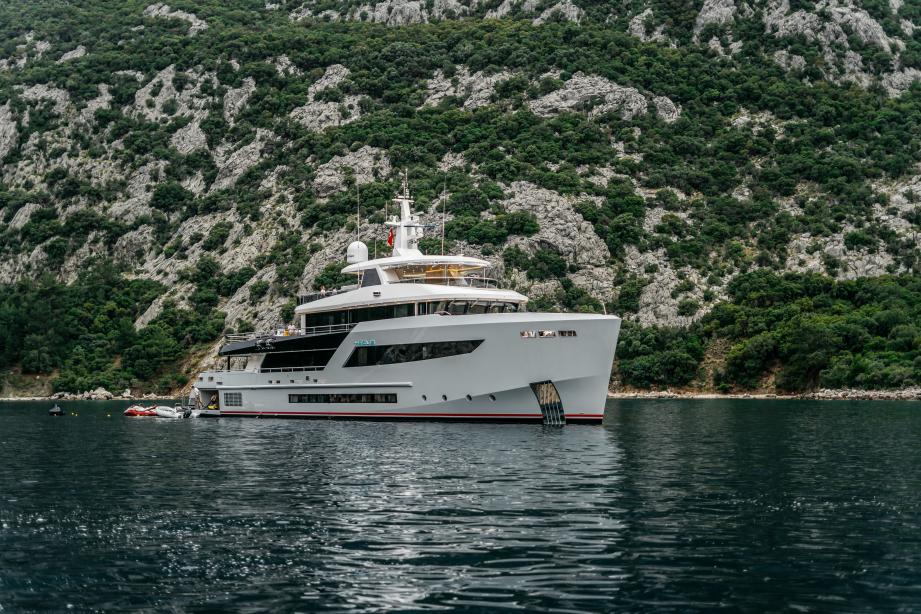 yacht Heeus