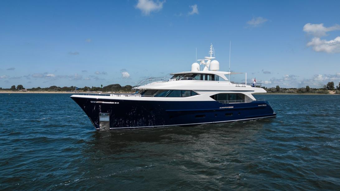 yacht Moonen 110 Mustique