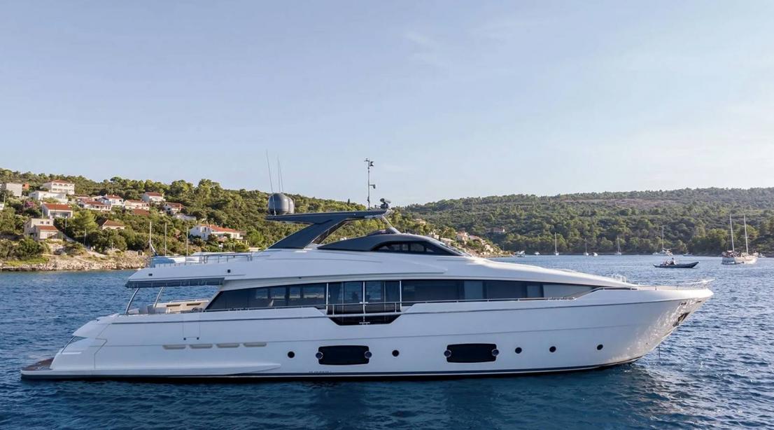 yacht La Familia II