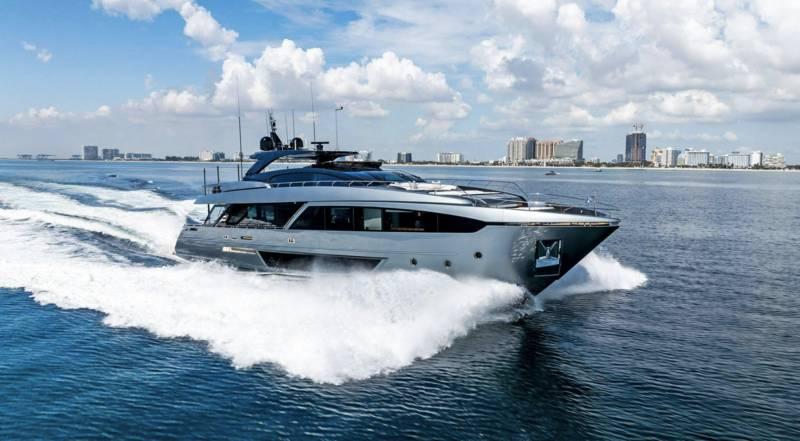 yacht Tasty Waves