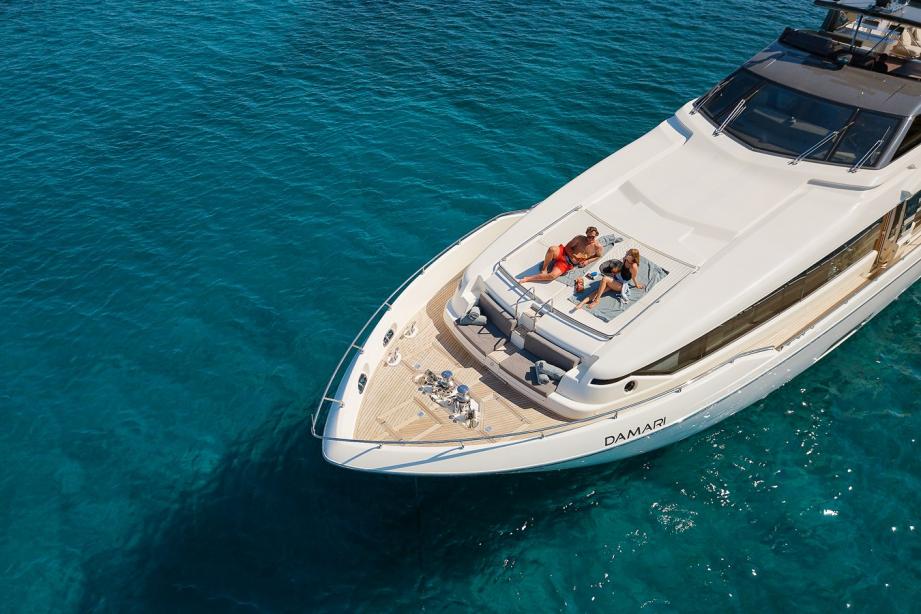 yacht Damari