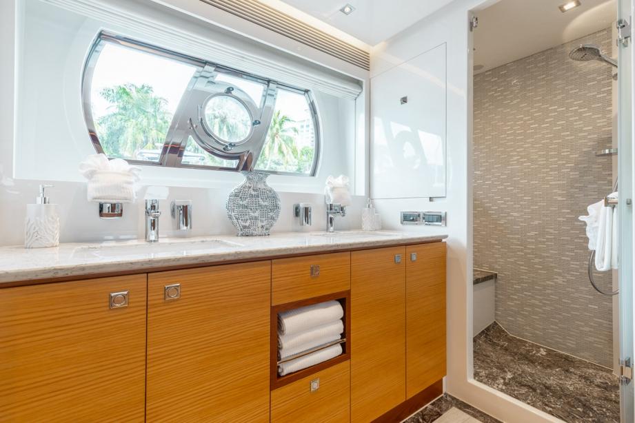 yacht Q