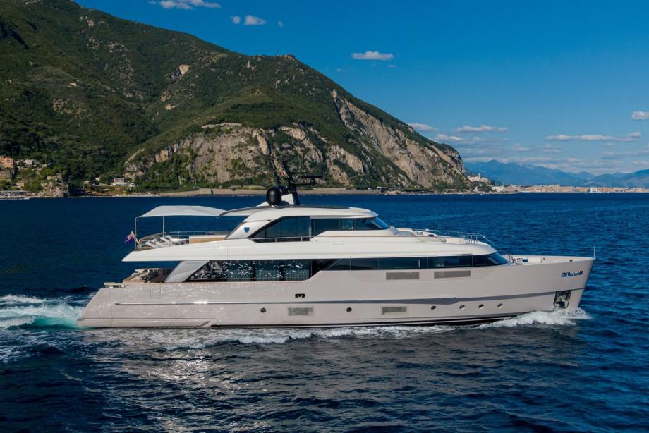 yacht Invictus