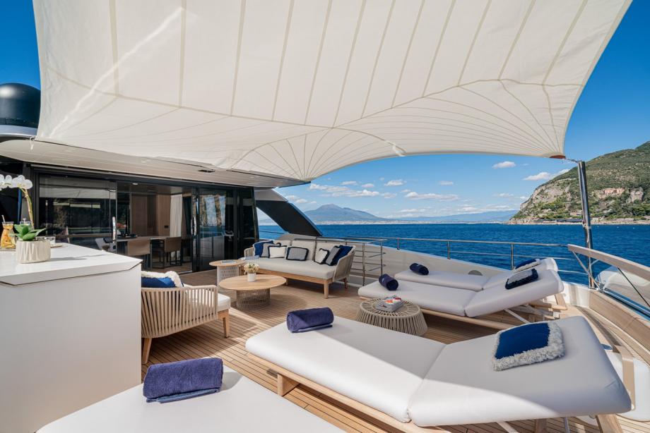 yacht Invictus