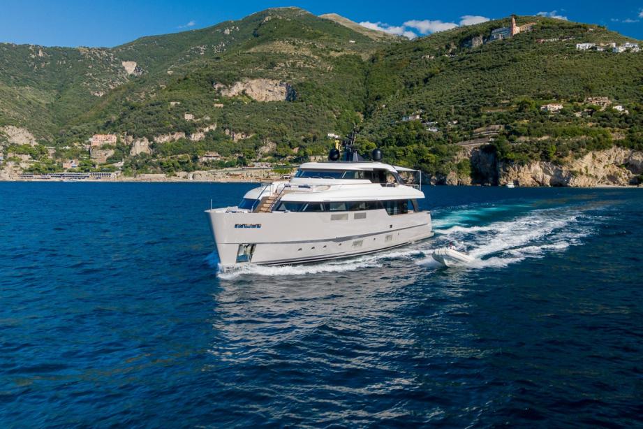 yacht Invictus