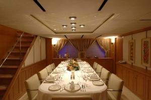 yacht Magna Grecia
