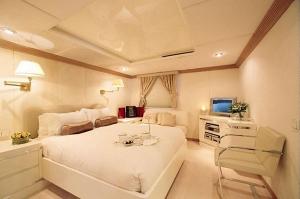 yacht Magna Grecia