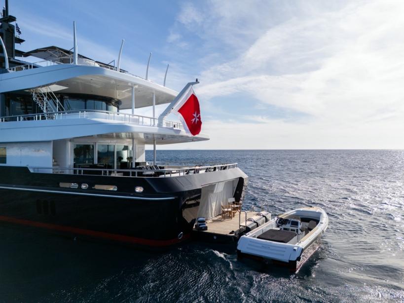 yacht Alfa Nero