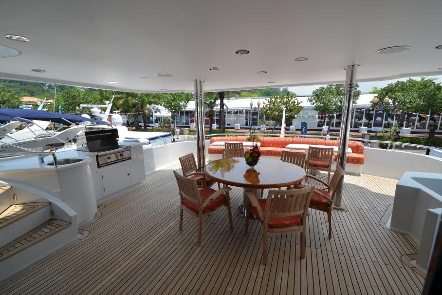 yacht Moon Sand