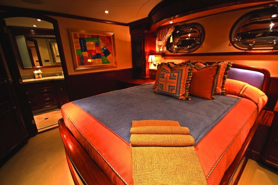 yacht Moon Sand