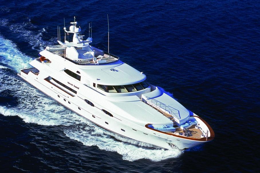 yacht Moon Sand