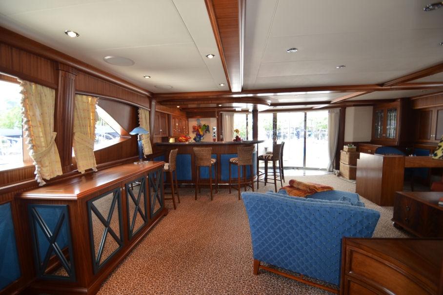 yacht Moon Sand