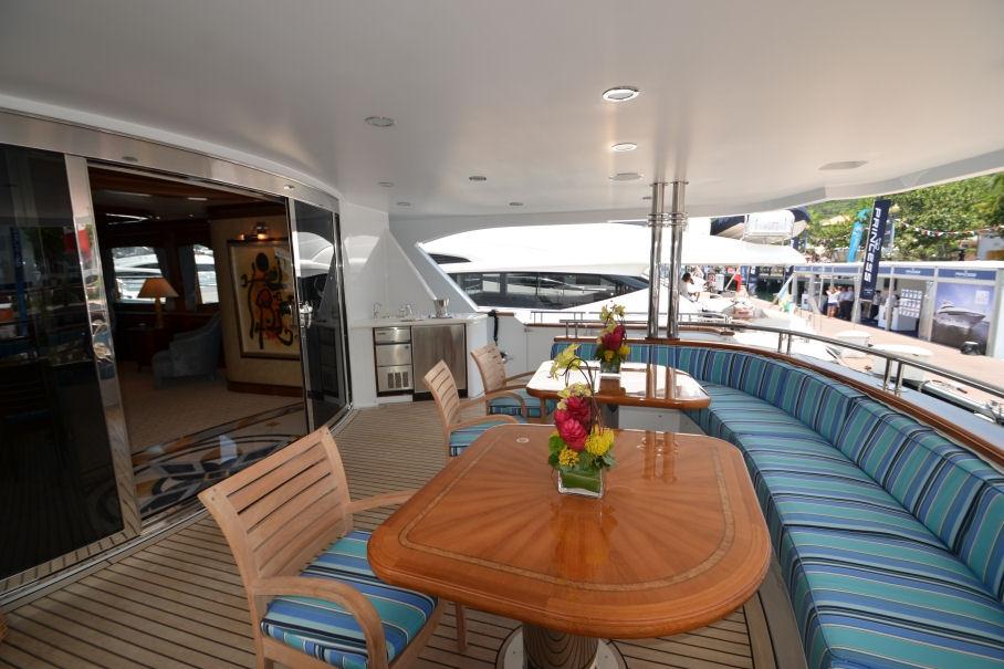 yacht Moon Sand