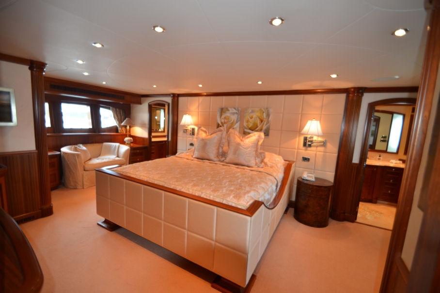 yacht Moon Sand
