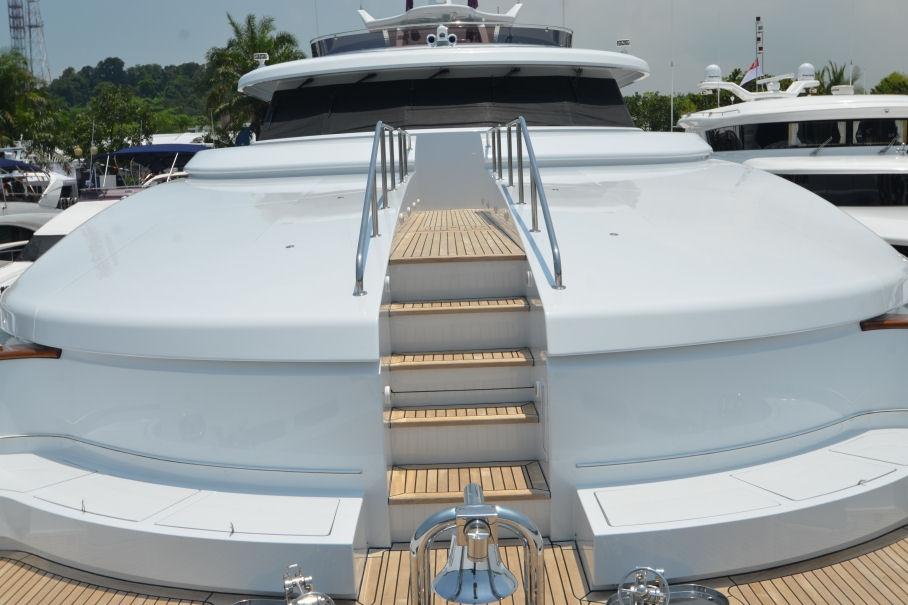 yacht Moon Sand