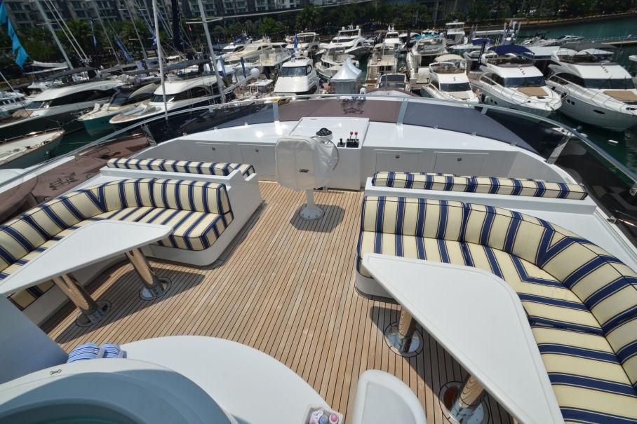yacht Moon Sand