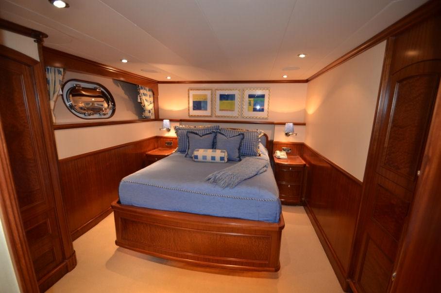 yacht Moon Sand