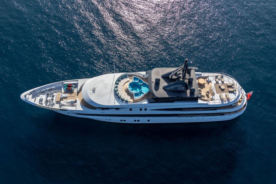 yacht Luna B